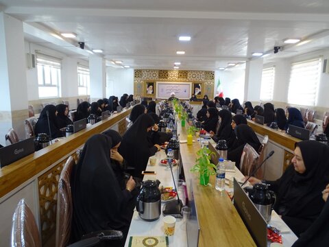 تصاویر گردهمایی مشاوران بانوان و مسئولان بسیج خواهران ادارات استان در حوزه علمیه خواهران استان اصفهان