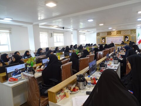 تصاویر گردهمایی مشاوران بانوان و مسئولان بسیج خواهران ادارات استان در حوزه علمیه خواهران استان اصفهان