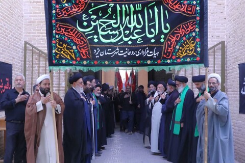 دسته عزاداری روحانیون و طلاب حوزه علمیه یزد در ١٣ محرم حسینی علیه السلام از مدرسه علمیه شفیعیه تا مسجد ملااسماعیل (رَه)