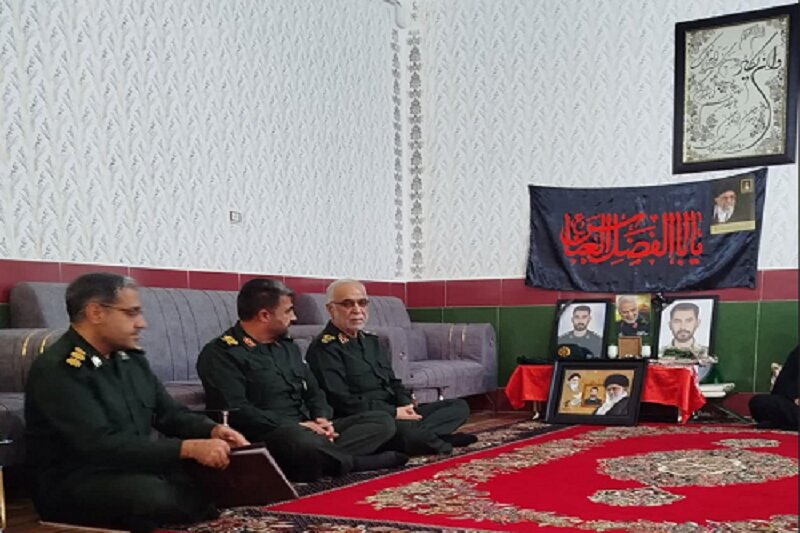 دیدار فرمانده سپاه نبی اکرم(ص) کرمانشاه با خانواده پاسدار شهید امیرحسین عبدی+ عکس