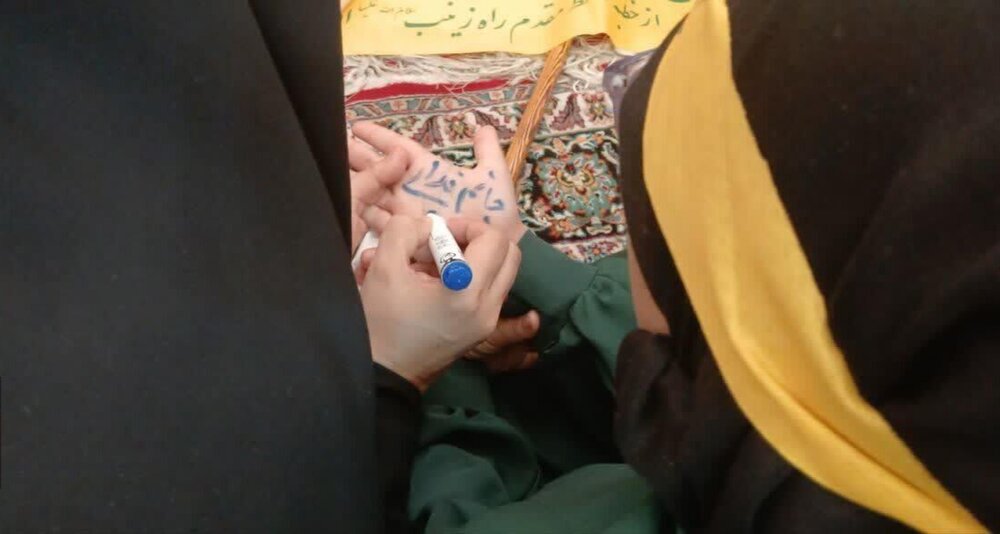 تصاویر| اجتماع بانوان رهروان زینبی در امامزاده طاهر (ع) مهرشهر؛ پاسداشت صبر زینب‌کبری (س) و تجلیل از شهدای زن حماسه مقاومت