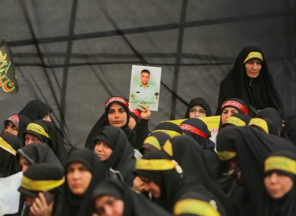 تصاویر| اجتماع بانوان رهروان زینبی در امامزاده طاهر (ع) مهرشهر؛ پاسداشت صبر زینب‌کبری (س) و تجلیل از شهدای زن حماسه مقاومت