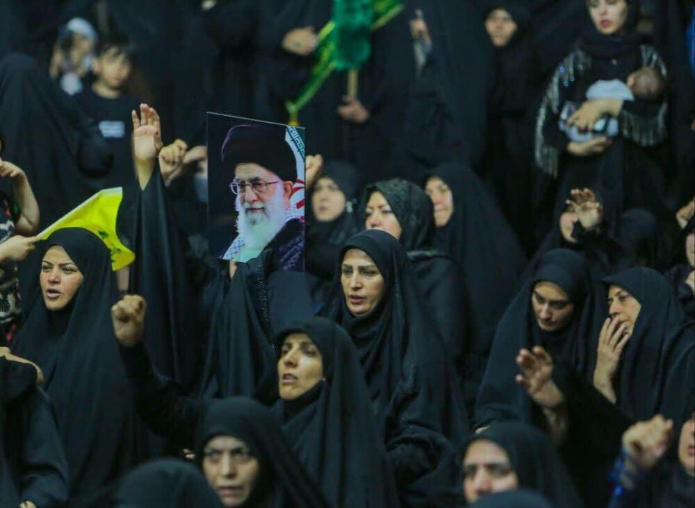 تصاویر| اجتماع بانوان رهروان زینبی در امامزاده طاهر (ع) مهرشهر؛ پاسداشت صبر زینب‌کبری (س) و تجلیل از شهدای زن حماسه مقاومت