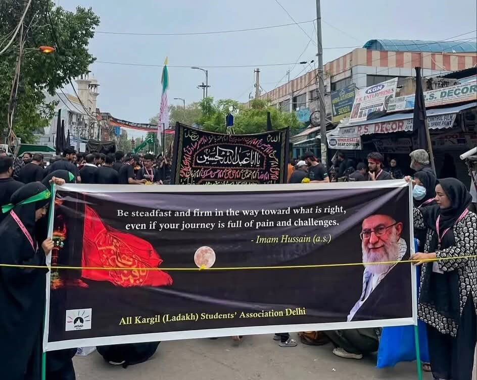 پورے ہندوستان میں یومِ عاشورا عقیدت و احترام سے منایا گیا؛ جلوس و شہروں میں شہدائے کربلا کے علم اور رہبر انقلاب کی تصاویر نمایاں