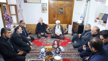 خانواده شهدا افتخار کشور هستند/ تأکید بر رسیدگی فوری به مشکلات خانواده شهدای ترور