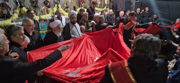 تصاویر / مراسم عزاداری متبرک به پرچم مطهر حرم امام حسین (ع) و حضرت ابالفضل (ع) در شهرستان آبیک قزوین