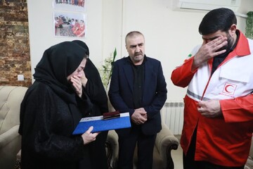 تصاویر/ ادای احترام رئیس جمعیت هلال احمر کشور به شهید امدادگر