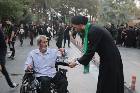 پذیرایی امام جمعه و روحانیون بسیجی اردکانی از عزاداران حسینی (علیه‌السلام) در روز دسته بنی اسد