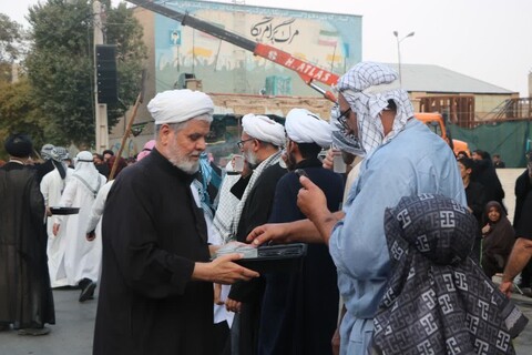 پذیرایی امام جمعه و روحانیون بسیجی اردکانی از عزاداران حسینی (علیه‌السلام) در روز دسته بنی اسد