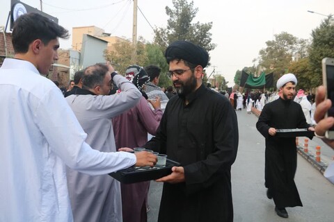 پذیرایی امام جمعه و روحانیون بسیجی اردکانی از عزاداران حسینی (علیه‌السلام) در روز دسته بنی اسد