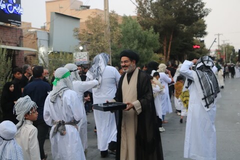 پذیرایی امام جمعه و روحانیون بسیجی اردکانی از عزاداران حسینی (علیه‌السلام) در روز دسته بنی اسد