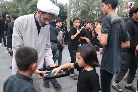 پذیرایی امام جمعه و روحانیون بسیجی اردکانی از عزاداران حسینی (علیه‌السلام) در روز دسته بنی اسد