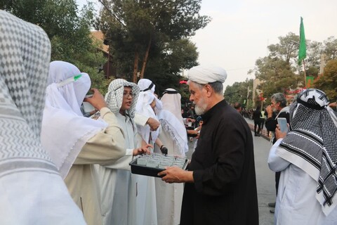 پذیرایی امام جمعه و روحانیون بسیجی اردکانی از عزاداران حسینی (علیه‌السلام) در روز دسته بنی اسد