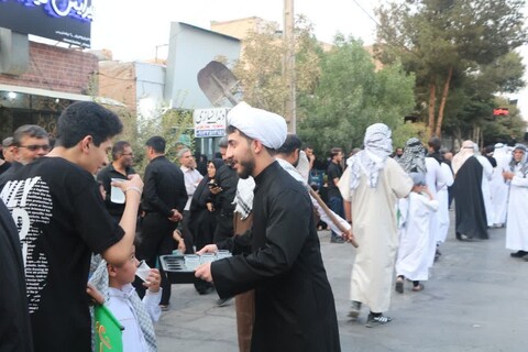 پذیرایی امام جمعه و روحانیون بسیجی اردکانی از عزاداران حسینی (علیه‌السلام) در روز دسته بنی اسد