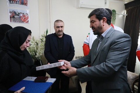 تصاویر / ادای احترام رئیس جمعیت هلال احمر کشور  به شهید امدادگر