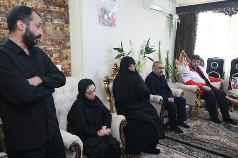 تصاویر / ادای احترام رئیس جمعیت هلال احمر کشور  به شهید امدادگر