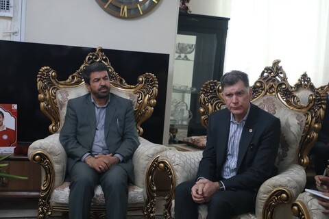 تصاویر / ادای احترام رئیس جمعیت هلال احمر کشور  به شهید امدادگر