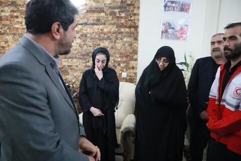 تصاویر / ادای احترام رئیس جمعیت هلال احمر کشور  به شهید امدادگر