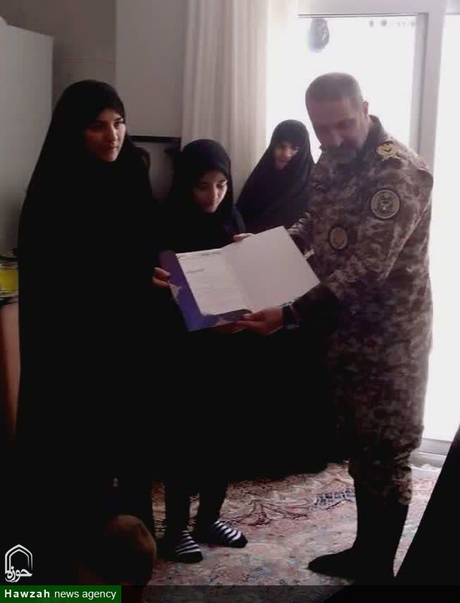 فرمانده پدافند هوایی شهید نصر اصفهانی با خانواده دو شهید مدافع وطن دیدار کرد+ عکس