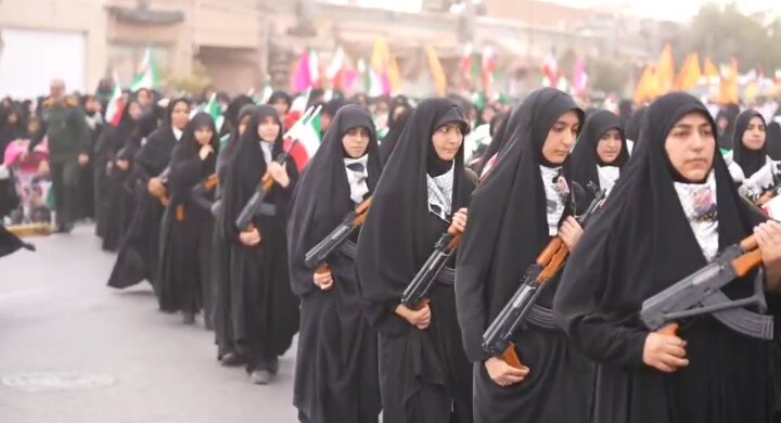 فیلم| بانوان بسیجی یزد با اسلحه به مراسم آمدند
