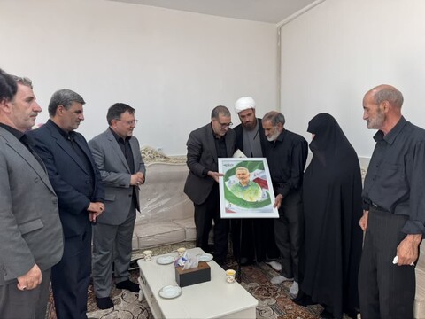 تصاویر / حضور نماینده ویژه رئیس بنیاد شهید در منزل شهدای همدانی در حمله رژیم صهیونیستی