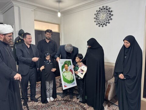تصاویر / حضور نماینده ویژه رئیس بنیاد شهید در منزل شهدای همدانی در حمله رژیم صهیونیستی