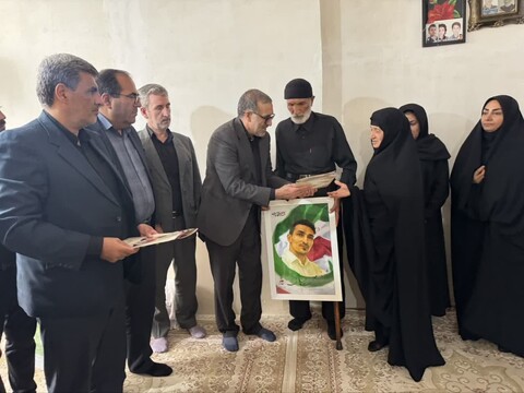 تصاویر / حضور نماینده ویژه رئیس بنیاد شهید در منزل شهدای همدانی در حمله رژیم صهیونیستی