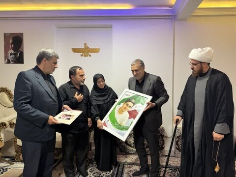 تصاویر / حضور نماینده ویژه رئیس بنیاد شهید در منزل شهدای همدانی در حمله رژیم صهیونیستی