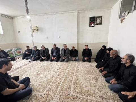 تصاویر / حضور نماینده ویژه رئیس بنیاد شهید در منزل شهدای همدانی در حمله رژیم صهیونیستی