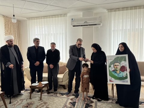 تصاویر / حضور نماینده ویژه رئیس بنیاد شهید در منزل شهدای همدانی در حمله رژیم صهیونیستی