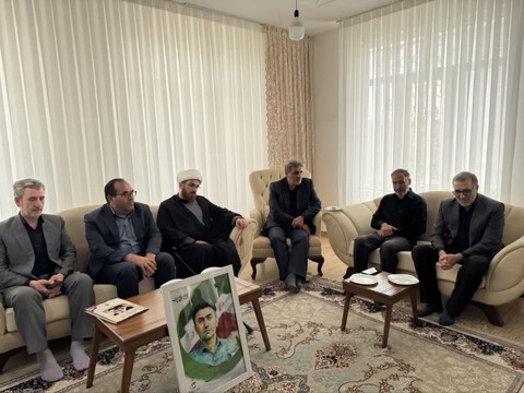 تصاویر / حضور نماینده ویژه رئیس بنیاد شهید در منزل شهدای همدانی در حمله رژیم صهیونیستی