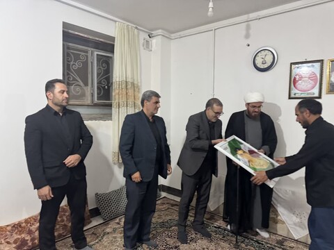 تصاویر / حضور نماینده ویژه رئیس بنیاد شهید در منزل شهدای همدانی در حمله رژیم صهیونیستی