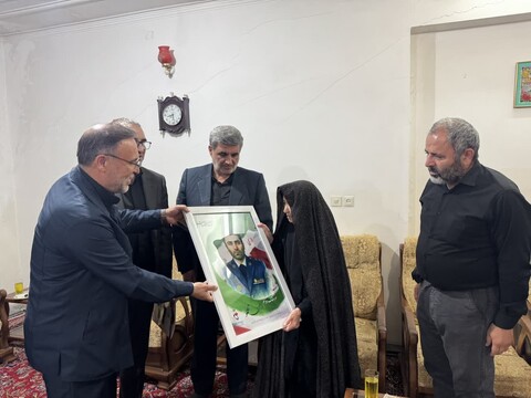 تصاویر / حضور نماینده ویژه رئیس بنیاد شهید در منزل شهدای همدانی در حمله رژیم صهیونیستی