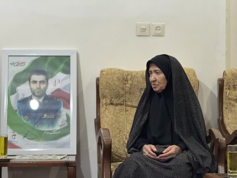 تصاویر / حضور نماینده ویژه رئیس بنیاد شهید در منزل شهدای همدانی در حمله رژیم صهیونیستی