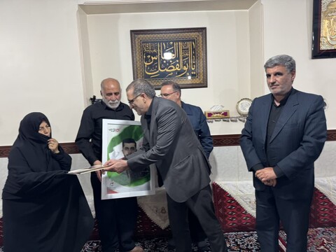 تصاویر / حضور نماینده ویژه رئیس بنیاد شهید در منزل شهدای همدانی در حمله رژیم صهیونیستی