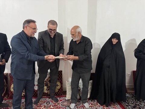 تصاویر / حضور نماینده ویژه رئیس بنیاد شهید در منزل شهدای همدانی در حمله رژیم صهیونیستی
