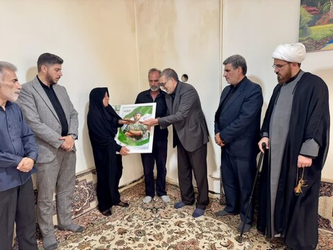 تصاویر / حضور نماینده ویژه رئیس بنیاد شهید در منزل شهدای همدانی در حمله رژیم صهیونیستی