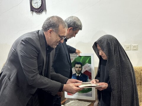 تصاویر / حضور نماینده ویژه رئیس بنیاد شهید در منزل شهدای همدانی در حمله رژیم صهیونیستی