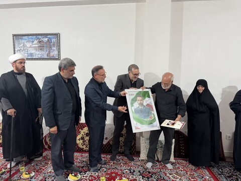 تصاویر / حضور نماینده ویژه رئیس بنیاد شهید در منزل شهدای همدانی در حمله رژیم صهیونیستی