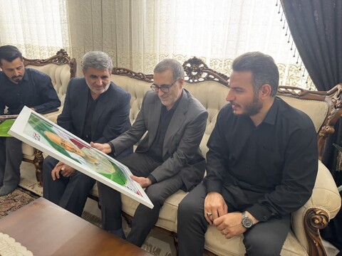 تصاویر / حضور نماینده ویژه رئیس بنیاد شهید در منزل شهدای همدانی در حمله رژیم صهیونیستی