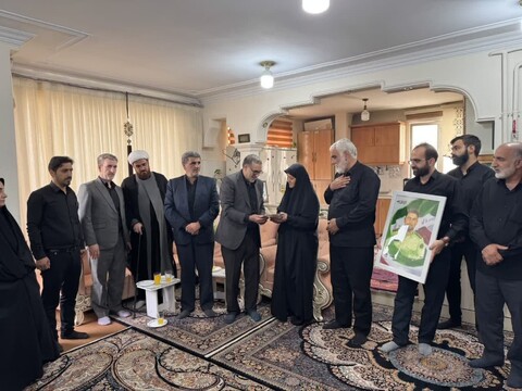 تصاویر / حضور نماینده ویژه رئیس بنیاد شهید در منزل شهدای همدانی در حمله رژیم صهیونیستی