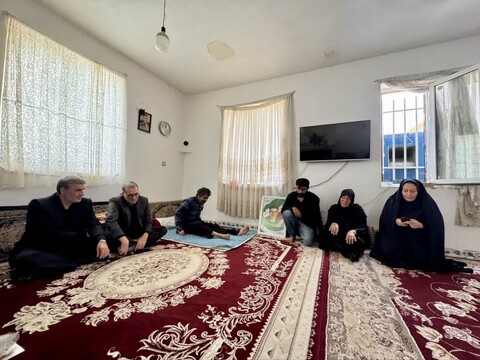 تصاویر / حضور نماینده ویژه رئیس بنیاد شهید در منزل شهدای همدانی در حمله رژیم صهیونیستی
