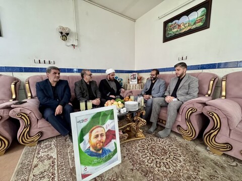 تصاویر / حضور نماینده ویژه رئیس بنیاد شهید در منزل شهدای همدانی در حمله رژیم صهیونیستی