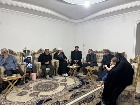 تصاویر / حضور نماینده ویژه رئیس بنیاد شهید در منزل شهدای همدانی در حمله رژیم صهیونیستی
