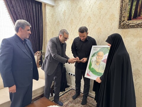 تصاویر / حضور نماینده ویژه رئیس بنیاد شهید در منزل شهدای همدانی در حمله رژیم صهیونیستی