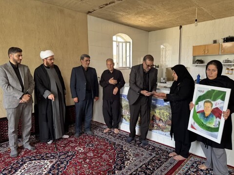 تصاویر / حضور نماینده ویژه رئیس بنیاد شهید در منزل شهدای همدانی در حمله رژیم صهیونیستی