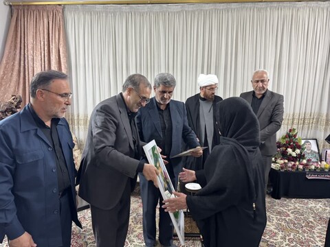 تصاویر / حضور نماینده ویژه رئیس بنیاد شهید در منزل شهدای همدانی در حمله رژیم صهیونیستی