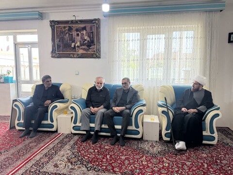 تصاویر / حضور نماینده ویژه رئیس بنیاد شهید در منزل شهدای همدانی در حمله رژیم صهیونیستی