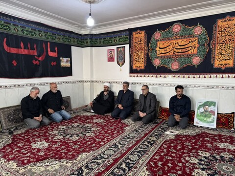 تصاویر / حضور نماینده ویژه رئیس بنیاد شهید در منزل شهدای همدانی در حمله رژیم صهیونیستی