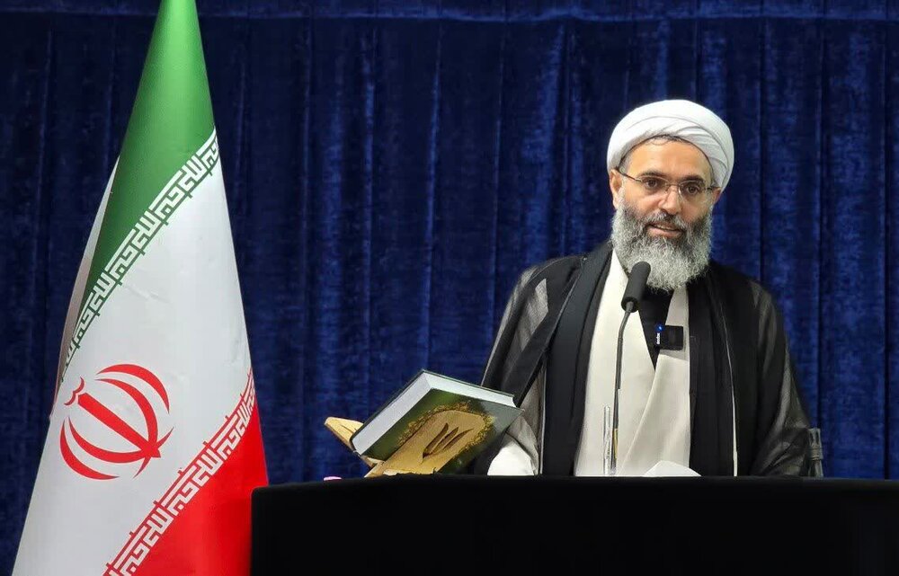 گلایه امام جمعه قشم از غیبت برخی مسئولان در حادثه آتش‌سوزی درگهان